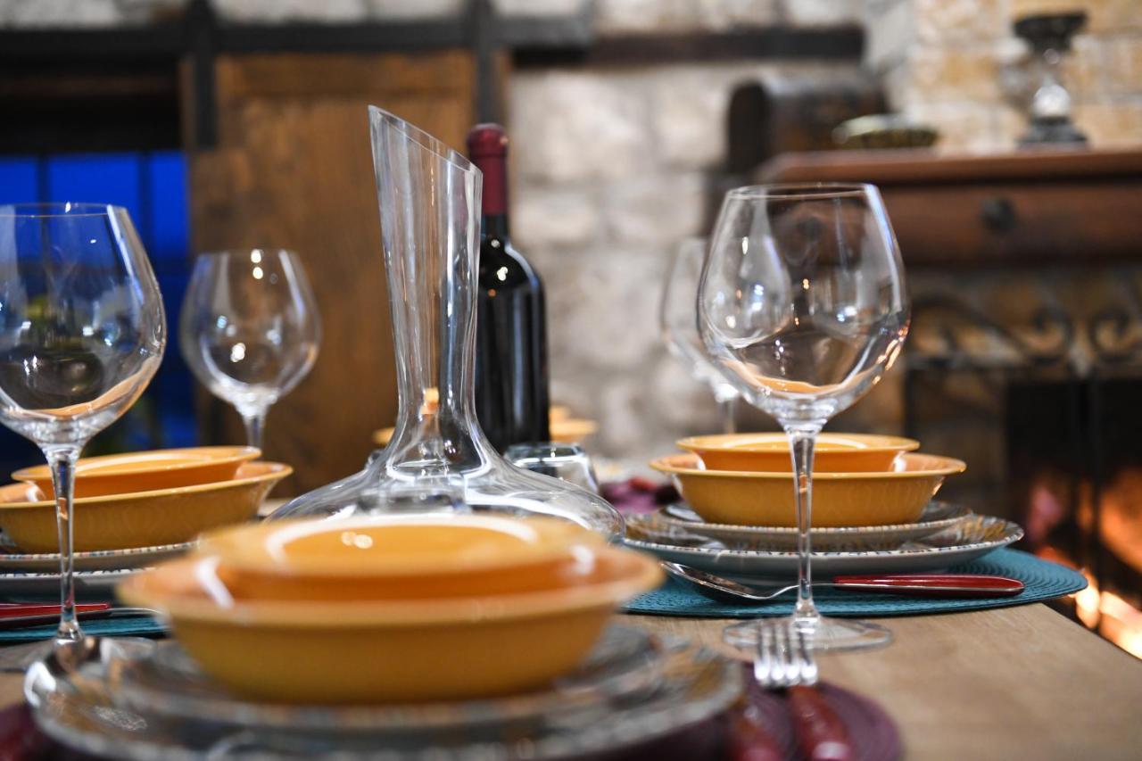 Kokoshi, An Extraordinary Experience. Villa Berat